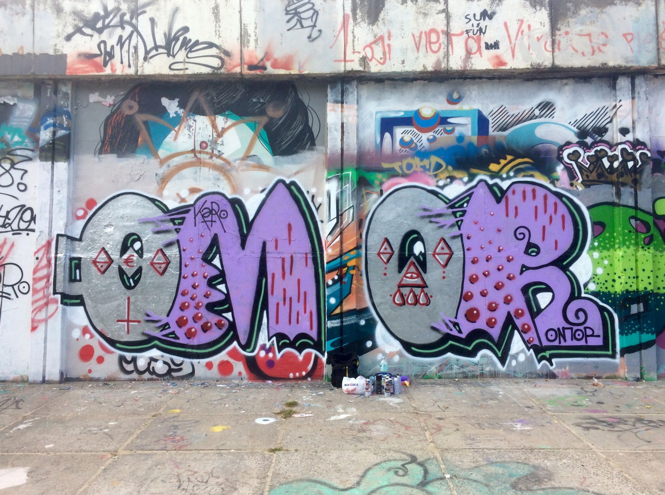 Graffiti Wall - Photo by OMoR - Omor, violet, chrome (2016)
