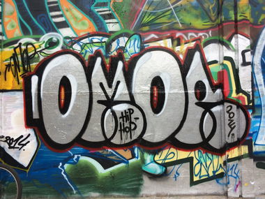 Graffiti Bombing - Photo by OMoR - tup, throwup, omor (2014)