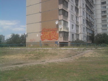 Graffiti Bombing in Kyiv - Photo by OOMZ - oomz, ix, iks