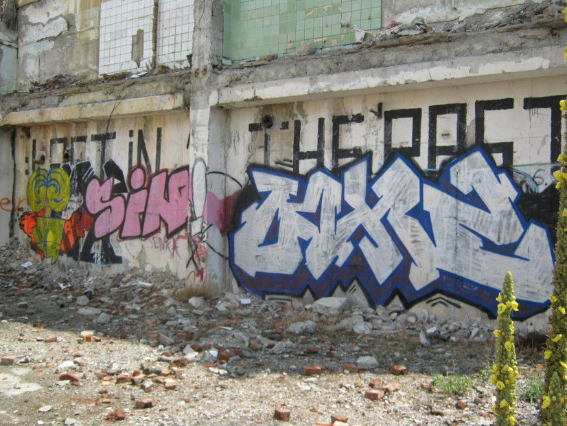 Graffiti Bombing in Yalta - Photo by OOMZ - oomz (2012)