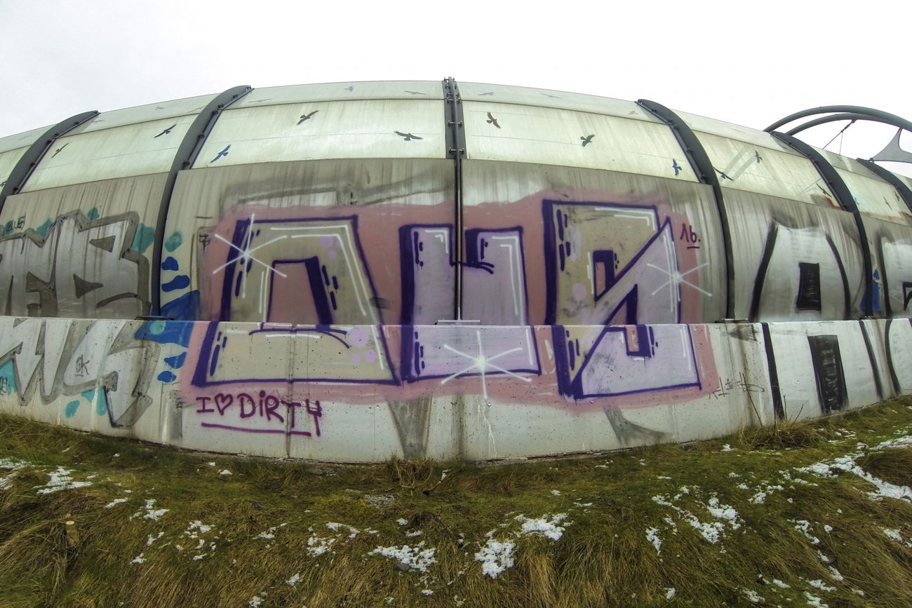 Graffiti Wall in Praga - Photo by OUSSCREW - ous