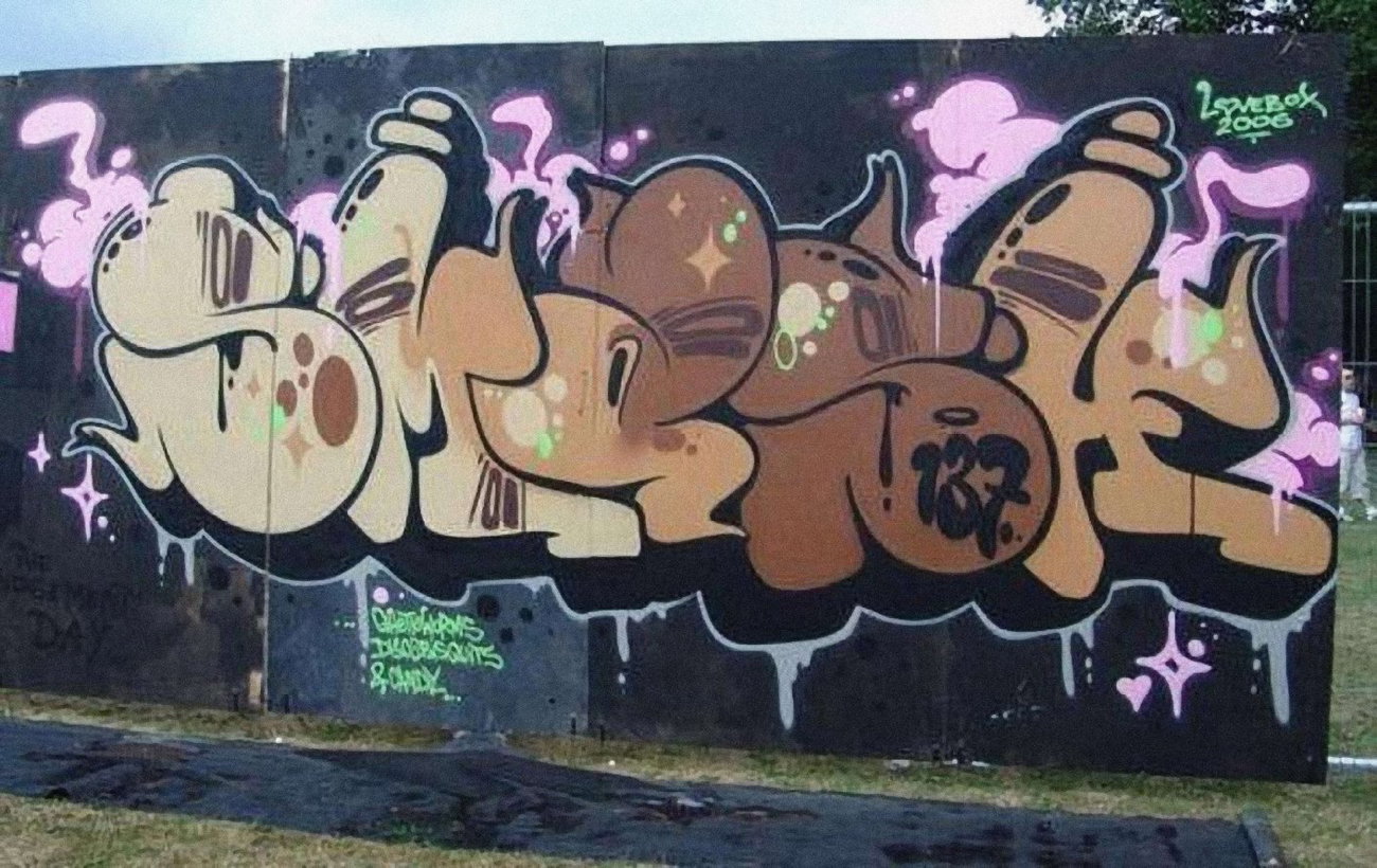 Graffiti Wall - Photo by Oldschool - Smash