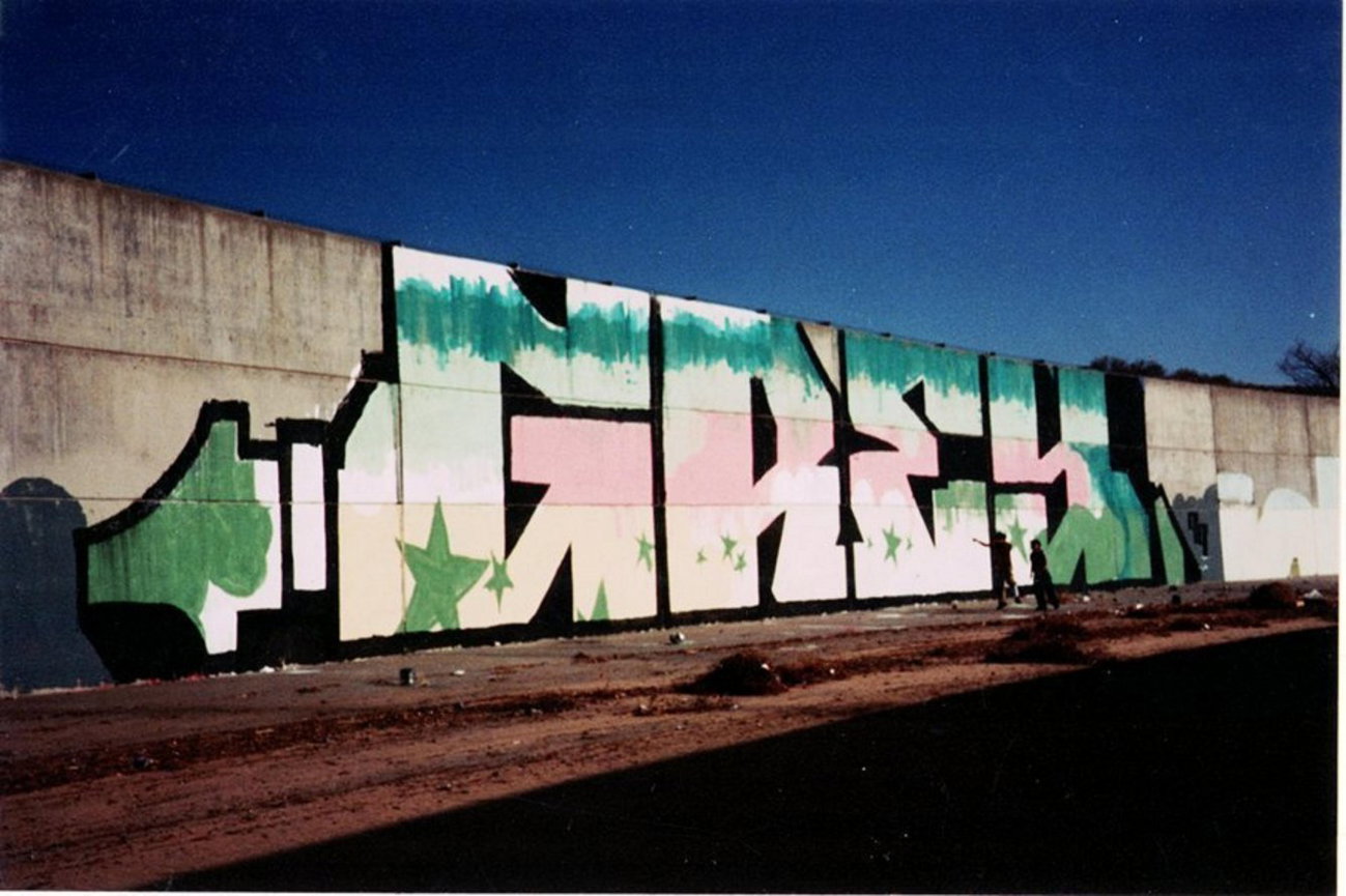 Graffiti Wall - Photo by Oldschool - Grey