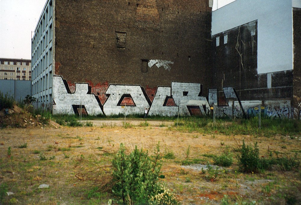 Graffiti Wall in Berlin - Photo by Oldschool - KO, cru