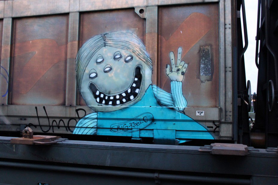 Graffiti Train - Photo by Ollio - freight, freighttrain, ollio (2012)