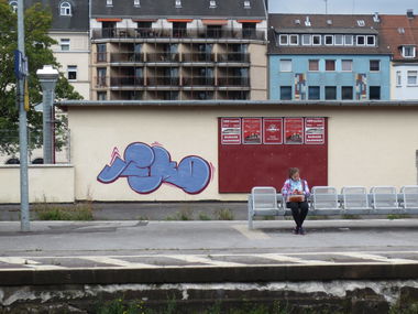 Graffiti Wall in Wuppertal - Photo by Omereno - Pommes, Bahnschranke (2014)