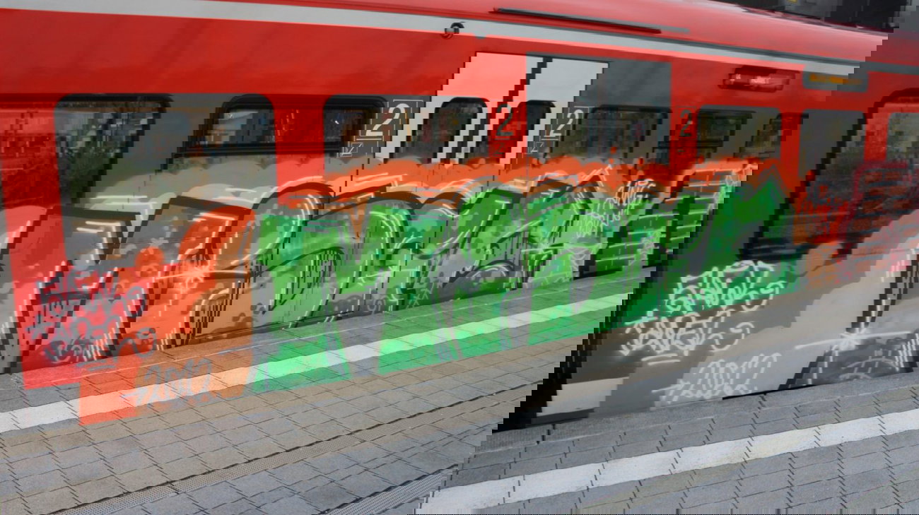 Graffiti Train in Hannover - Photo by Oneleg - Midge, HNG, SRH (2012)