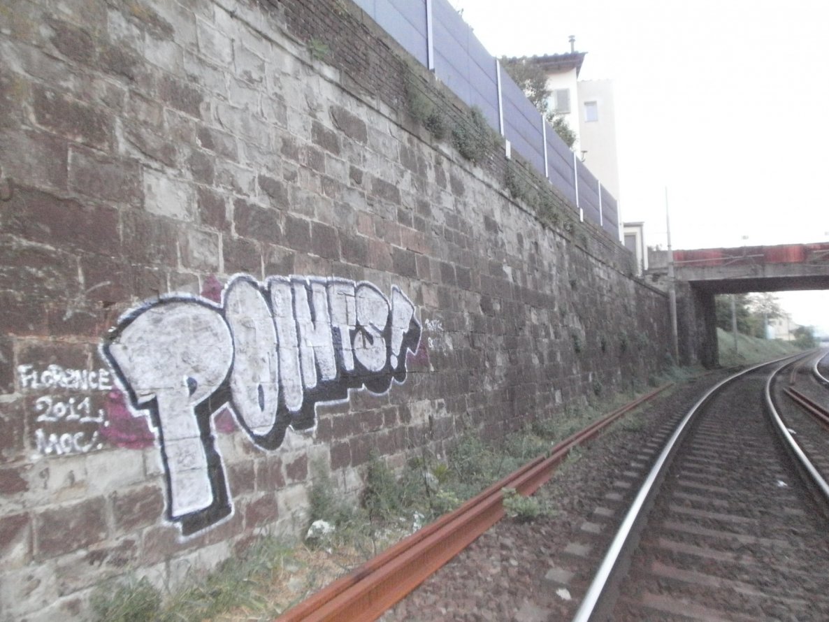 Graffiti Bombing in Florence - Photo by Oneleg - Points, HNG (2011)