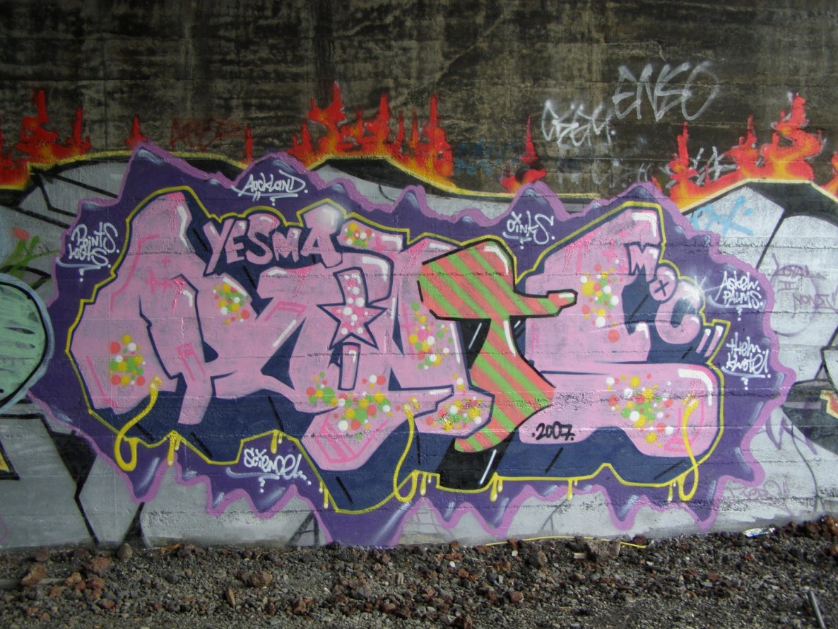 Graffiti Wall in Auckland - Photo by Oneleg - Points, HNG (2007)