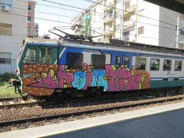 Graffiti Train in Naples - Photo by Oneleg - Points, HNG (2013)