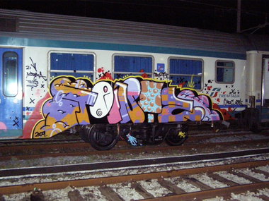 Graffiti Train in Naples - Photo by Oneleg - Points (2009)