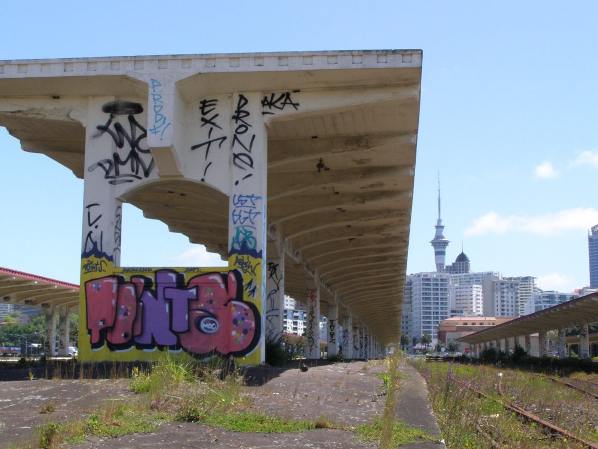 Graffiti Wall in Auckland - Photo by Oneleg - Points, HNG (2007)