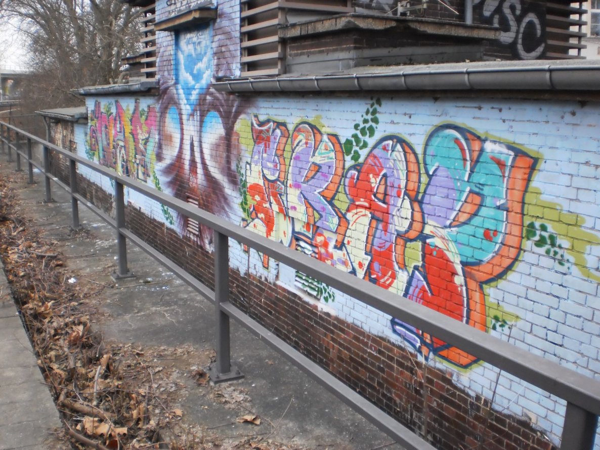 Graffiti Bombing in Berlin - Photo by Oneleg - Crap, 198, FTN (2011)