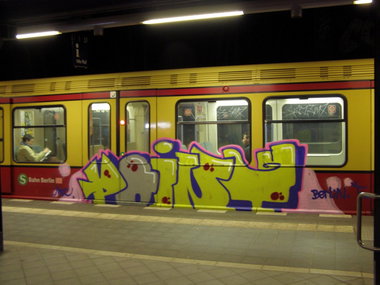 Graffiti Train in Berlin - Photo by Oneleg - Points, HNG, FTN (2011)