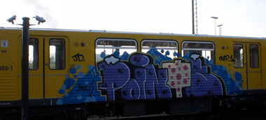 Graffiti Train in Berlin - Photo by Oneleg - Points, HNG, Crap (2011)