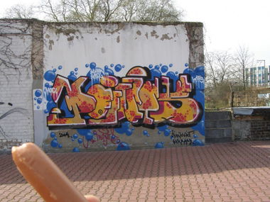 Graffiti Wall in Frankfurt - Photo by Oneleg - Points, HNG, Eating (2009)