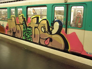 Graffiti Train in Paris - Photo by Oneleg - Points, HNG (2009)