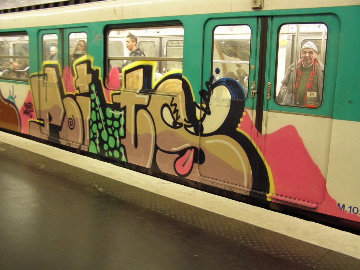 Graffiti Train in Paris - Photo by Oneleg - Points, HNG (2009)