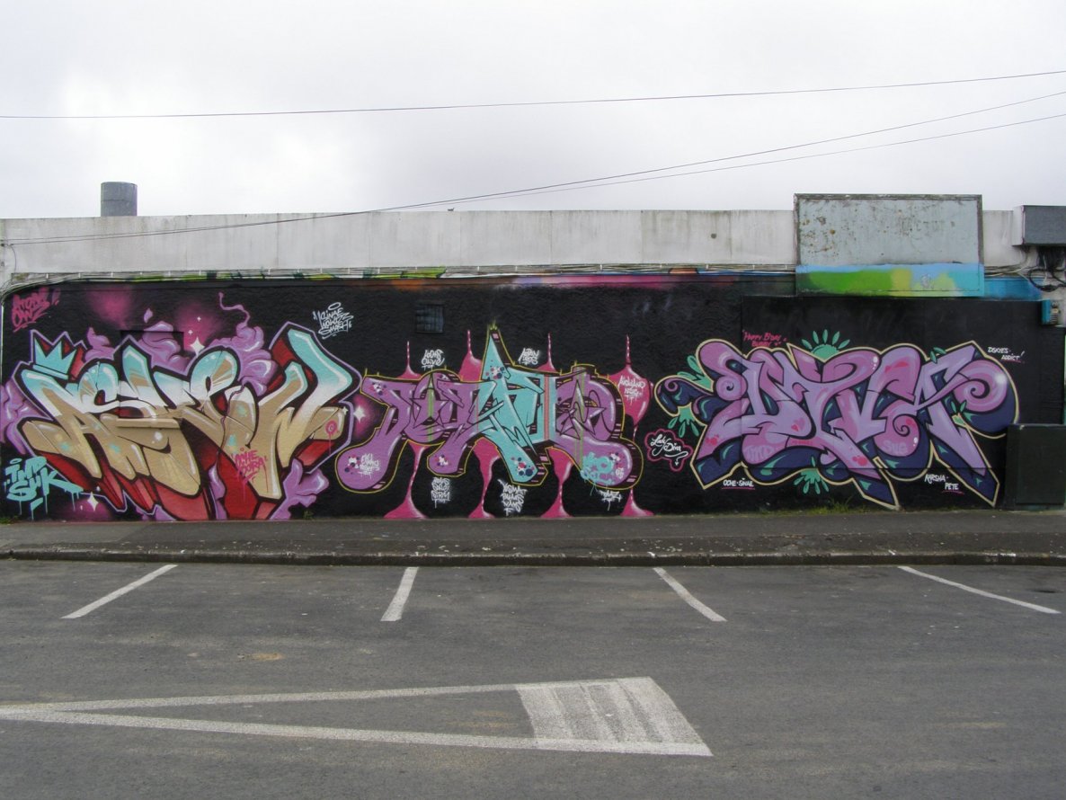 Graffiti Wall in Auckland - Photo by Oneleg - Askew, Oink, Diva (2007)
