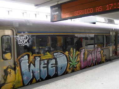 Graffiti Train in Lissabon - Photo by Oneleg - Weed, Love (2009)