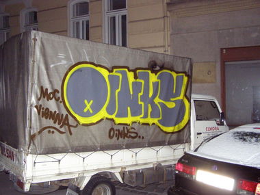 Graffiti Bombing - Photo by Oneleg - Oinks (2008)