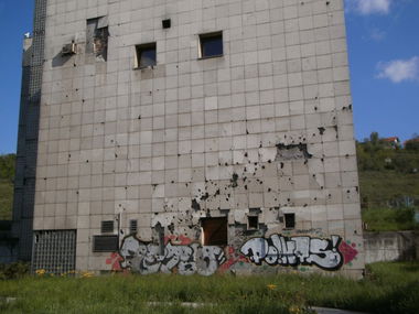 Graffiti Wall in Sarajevo - Photo by Oneleg - Points, MOC (2011)