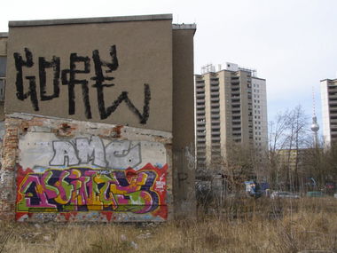 Graffiti Bombing in Berlin - Photo by Oneleg - Points, HNG, Gore (2009)
