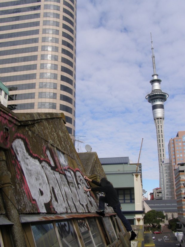 Graffiti Bombing in Auckland - Photo by Oneleg - Points, HNG, CentrePOINT (2008)
