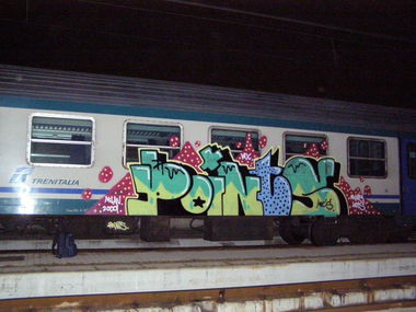 Graffiti Train in Milano - Photo by Oneleg - Points, HNG (2009)