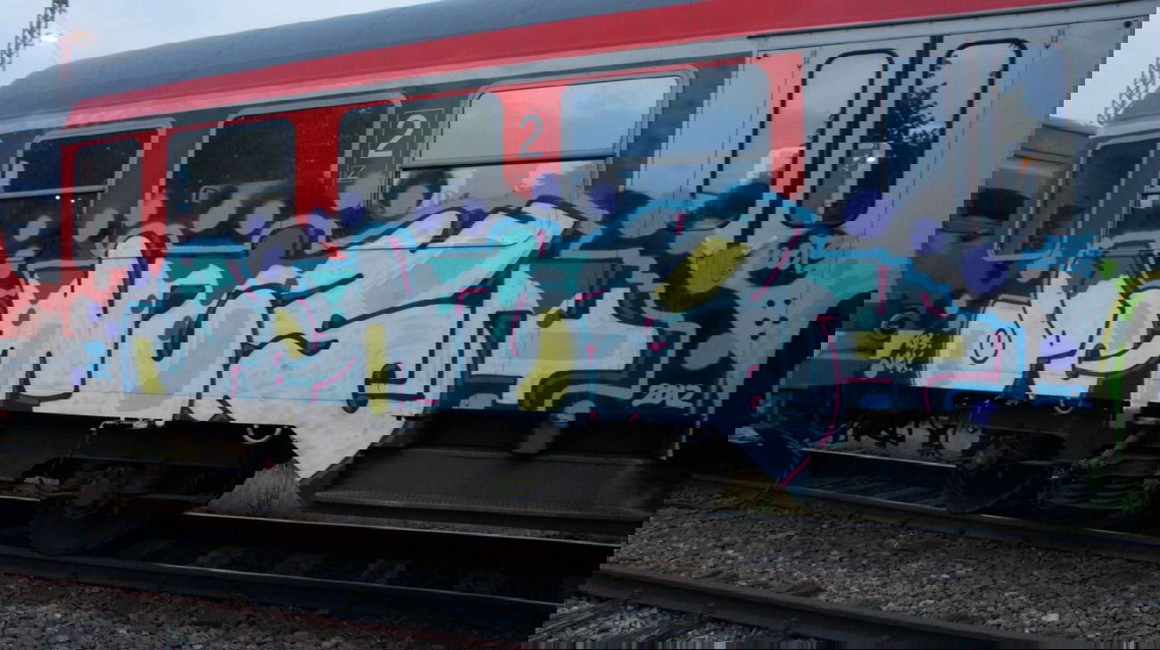 Graffiti Train in Kiel - Photo by Oneleg - points, HNG (2012)