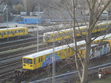 Graffiti Train in Berlin - Photo by Oneleg - Points, HNG, Crap (2011)