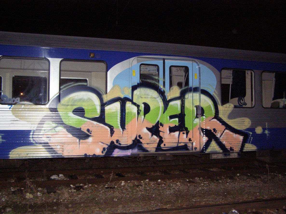 Graffiti Train in Paris - Photo by Oneleg - Super (2009)