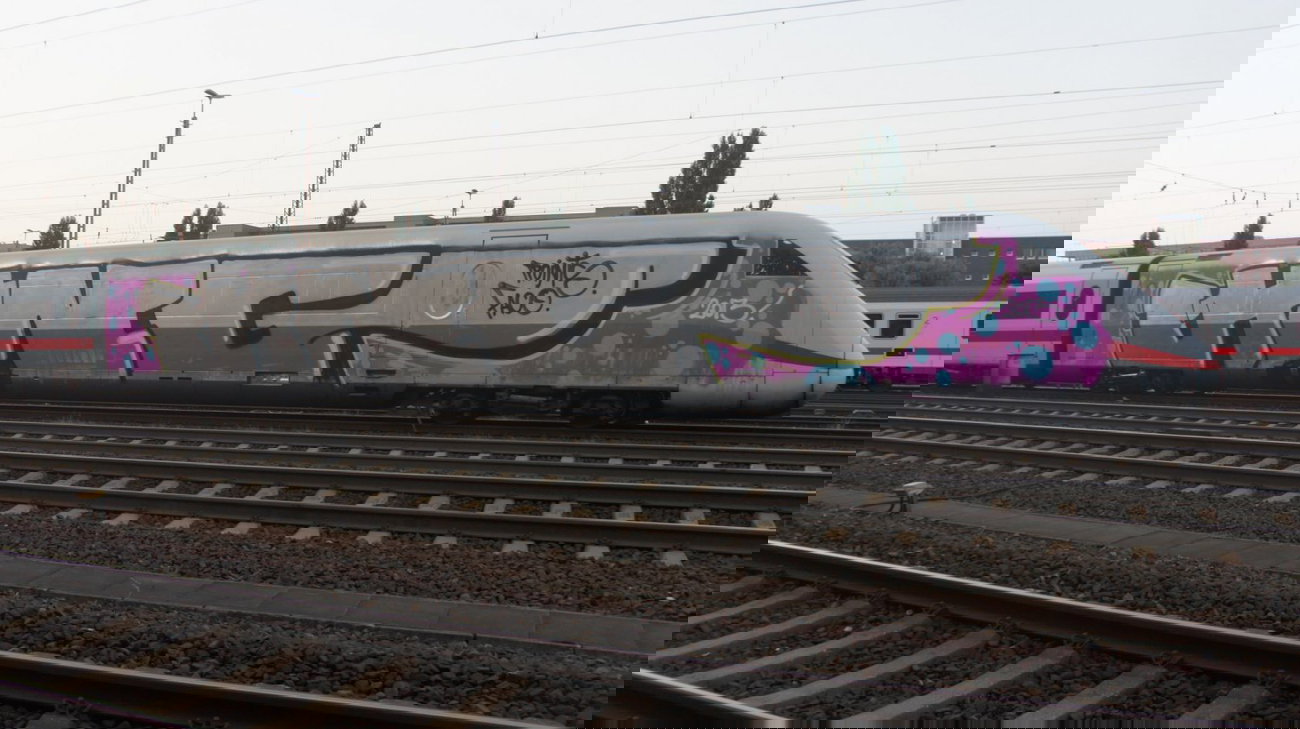 Graffiti Train in Hannover - Photo by Oneleg - HNG, Points, Faco (2013)
