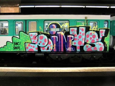 Graffiti Train in Paris - Photo by Oneleg - Points, HNG (2009)