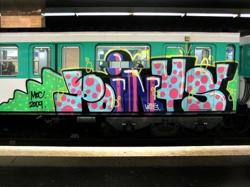 Graffiti Train in Paris - Photo by Oneleg - Points, HNG (2009)