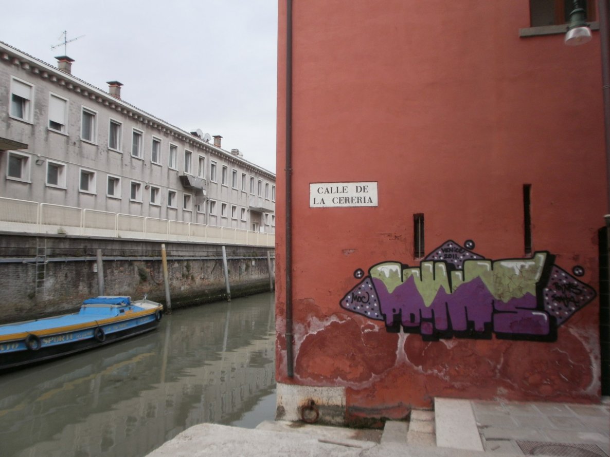 Graffiti Bombing in Venice - Photo by Oneleg - Points, HNG (2011)