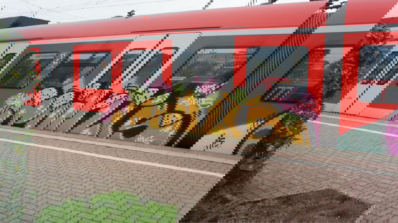 Graffiti Train in Dortmund - Photo by Oneleg - Points, Litek, Cues (2013)