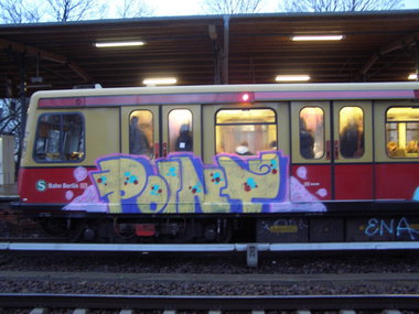 Graffiti Train in Berlin - Photo by Oneleg - Points, HNG, FTN (2011)