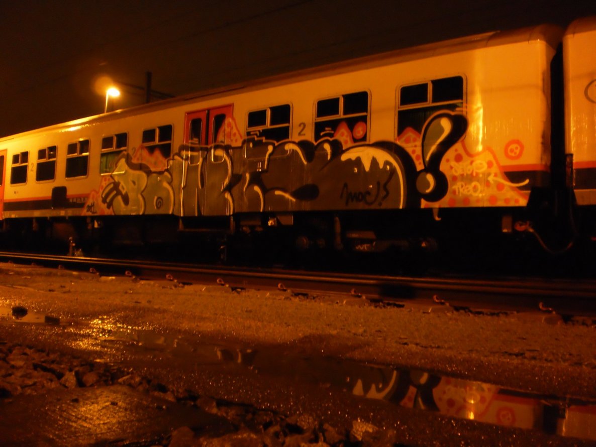 Graffiti Train in Ghent - Photo by Oneleg - Points, HNG (2011)