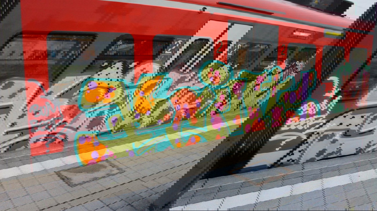 Graffiti Train in Hannover - Photo by Oneleg - Points, HNG (2012)