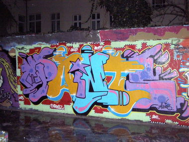Graffiti Wall - Photo by Oneleg - Points, HNG, FTN (2011)