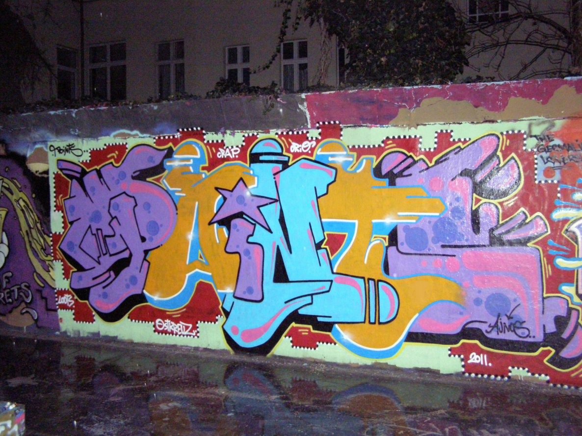 Graffiti Wall - Photo by Oneleg - Points, HNG, FTN (2011)
