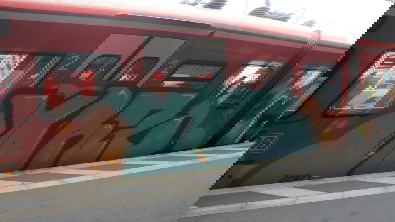 Graffiti Train in Hannover - Photo by Oneleg - YRZ (2013)