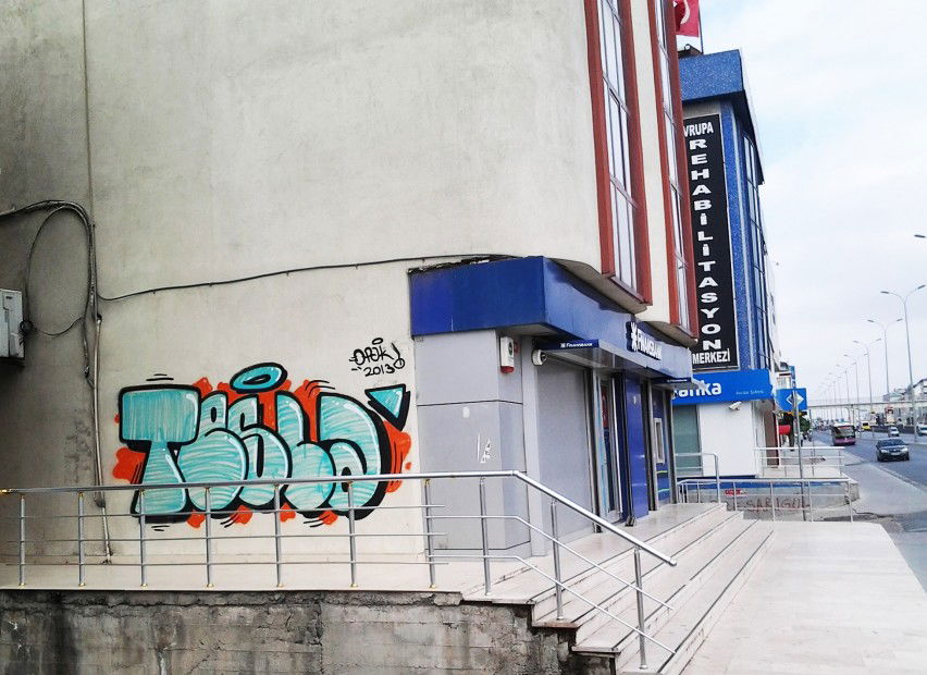 Graffiti Bombing in Istanbul - Photo by Opakboy - tesla, opak, istanbul (2013)
