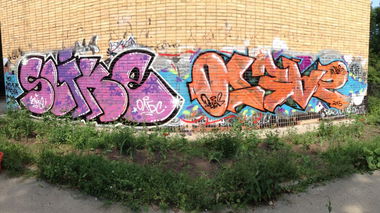 Graffiti Wall - Photo by Oteasolb