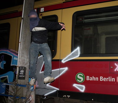 Graffiti Train in Berlin - Photo by OurDiaries - s, bahn, berlin