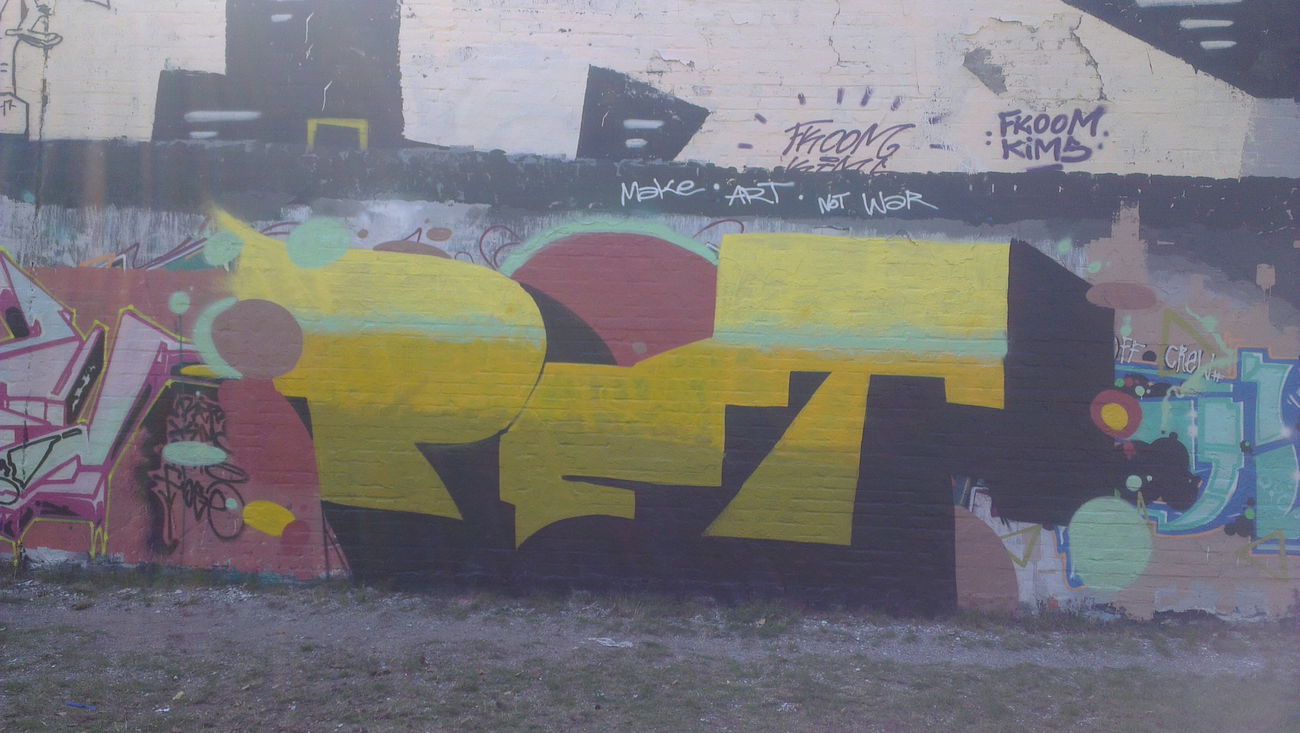 Graffiti Wall - Photo by PETtheTHREAT - petthethreat, lesnerds, silver