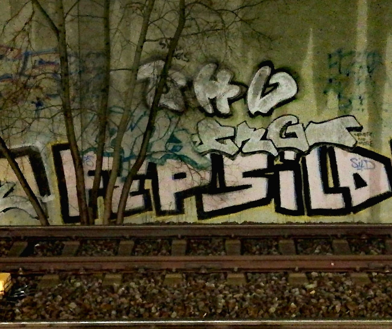 Graffiti Street Art - Photo by PHEPS - FEPS, SILD, MRB (2004)
