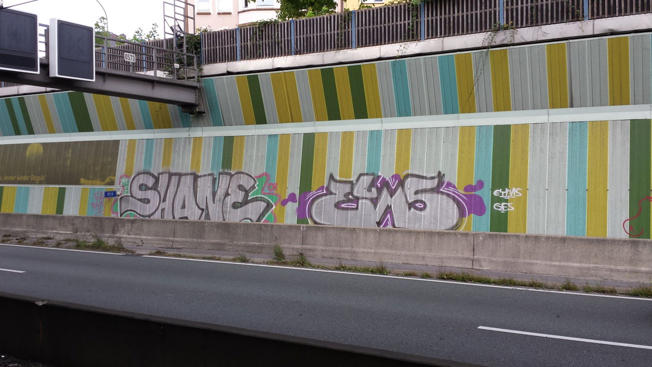 Graffiti Bombing in Essen - Photo by PL_PartyZan (2010)