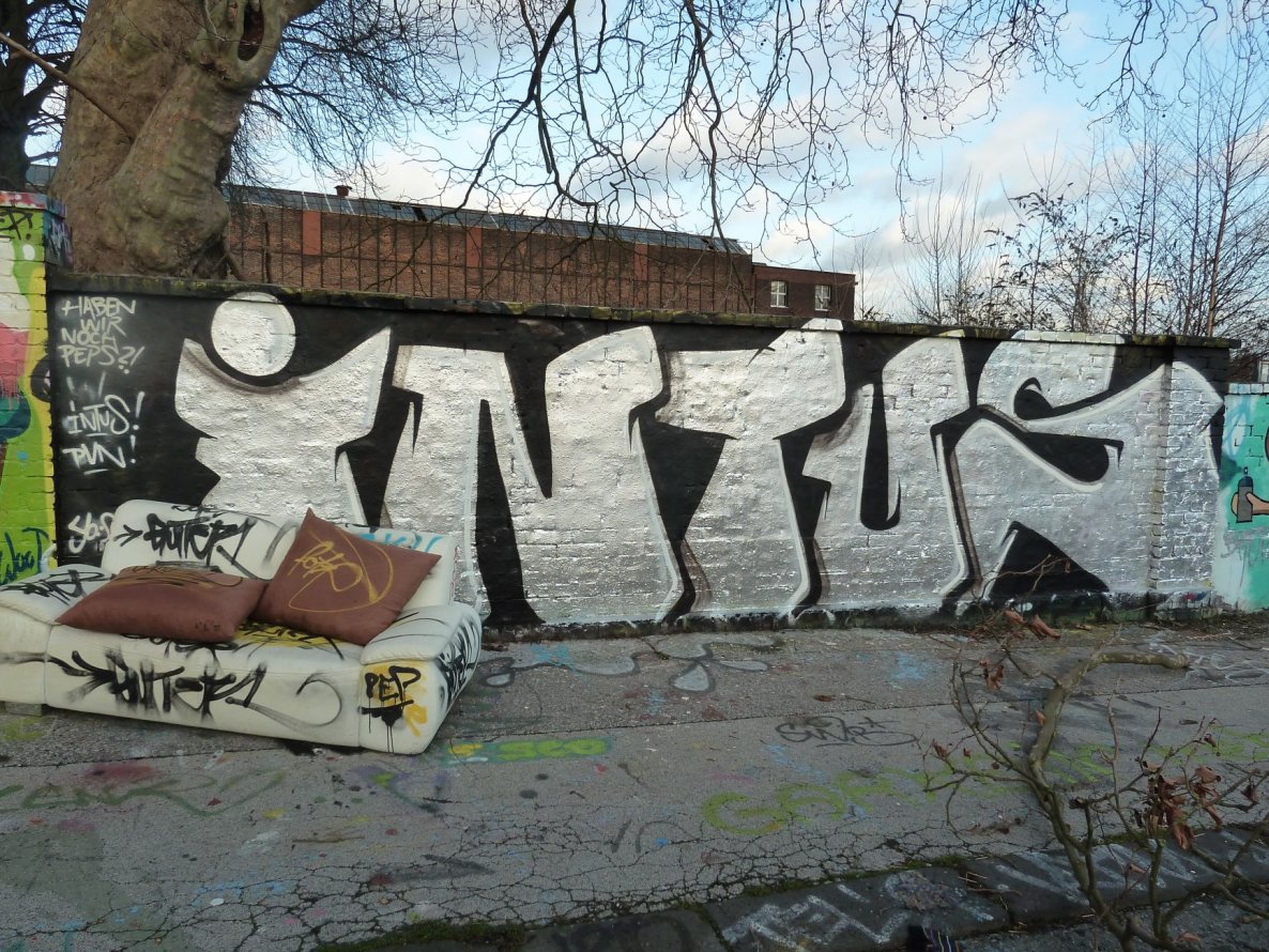 Graffiti Bombing in Essen - Photo by PL_PartyZan - hall, of, fame (2015)